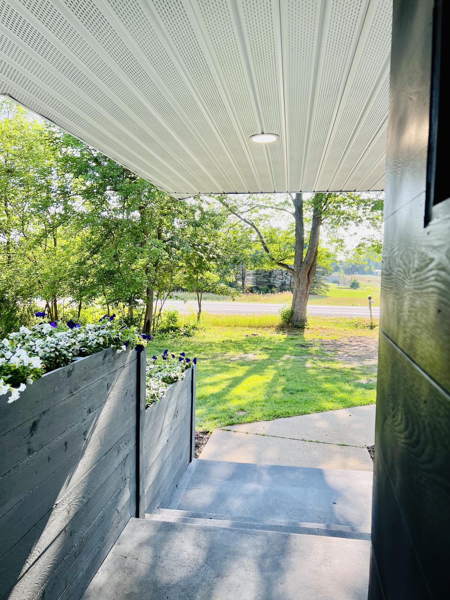3906 South Dangl Road Muskegon, MI 49444 - Photo 8 of 38 front porch