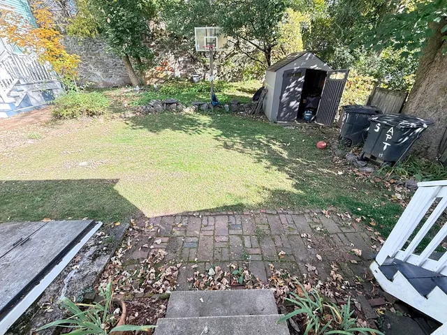 a view of a house with backyard
