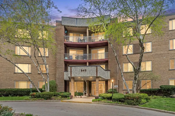 $229,900 | 945 East Kenilworth Avenue, Unit 423, Palatine, IL 60074