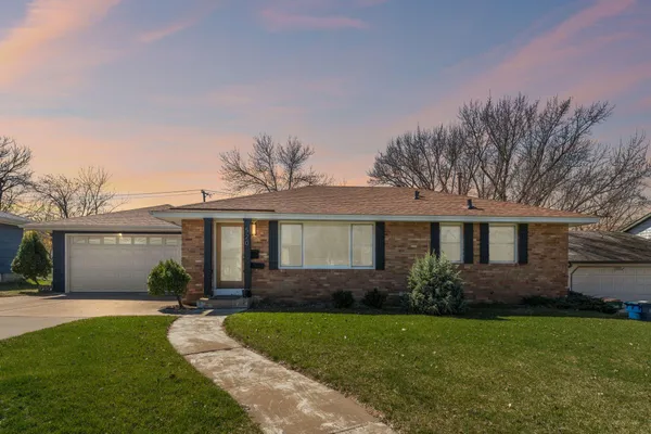 $350,000 | 520 57th Avenue Northeast, Fridley, MN 55432