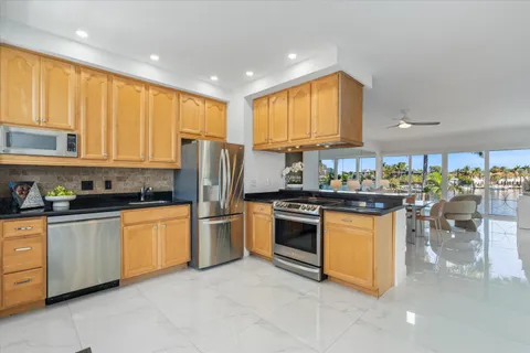 $525,000 | 2717 Yacht Club Boulevard, Unit PH 5E, Fort Lauderdale, FL 33304
