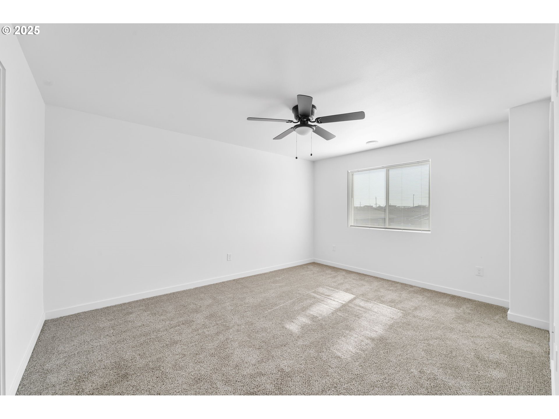 774 Northeast 11th Street Hermiston, OR 97838 - Photo 14 of 34 a view of an empty room with a window