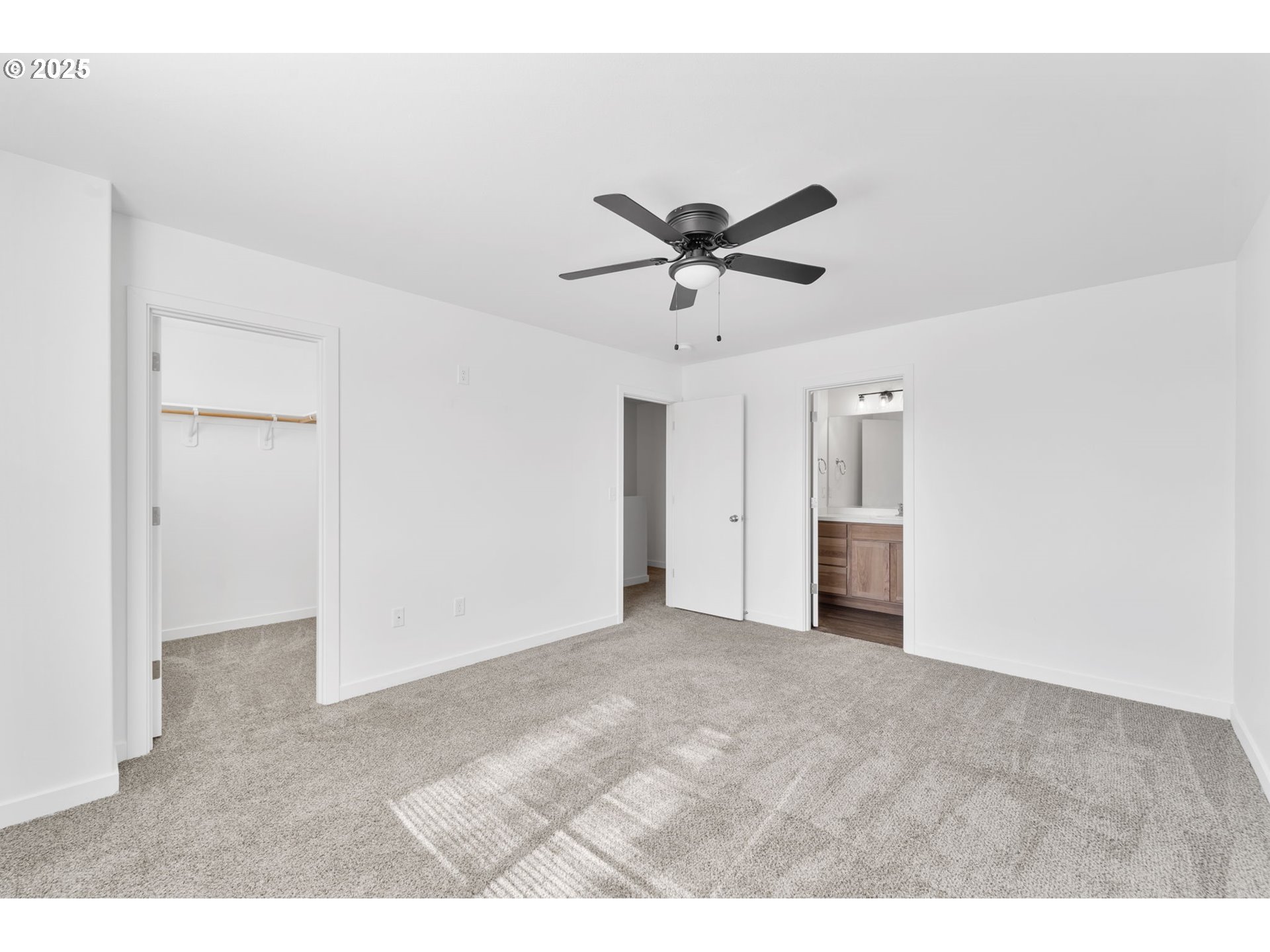 774 Northeast 11th Street Hermiston, OR 97838 - Photo 15 of 34 a view of a big room with an empty space