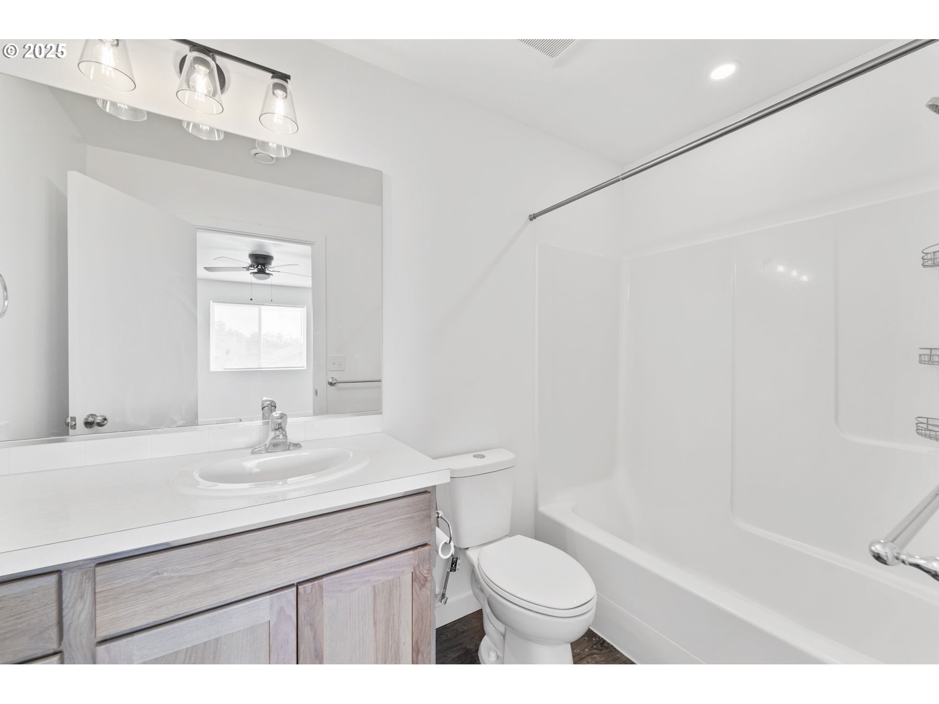 774 Northeast 11th Street Hermiston, OR 97838 - Photo 17 of 34 a bathroom with a sink a toilet and a bathtub