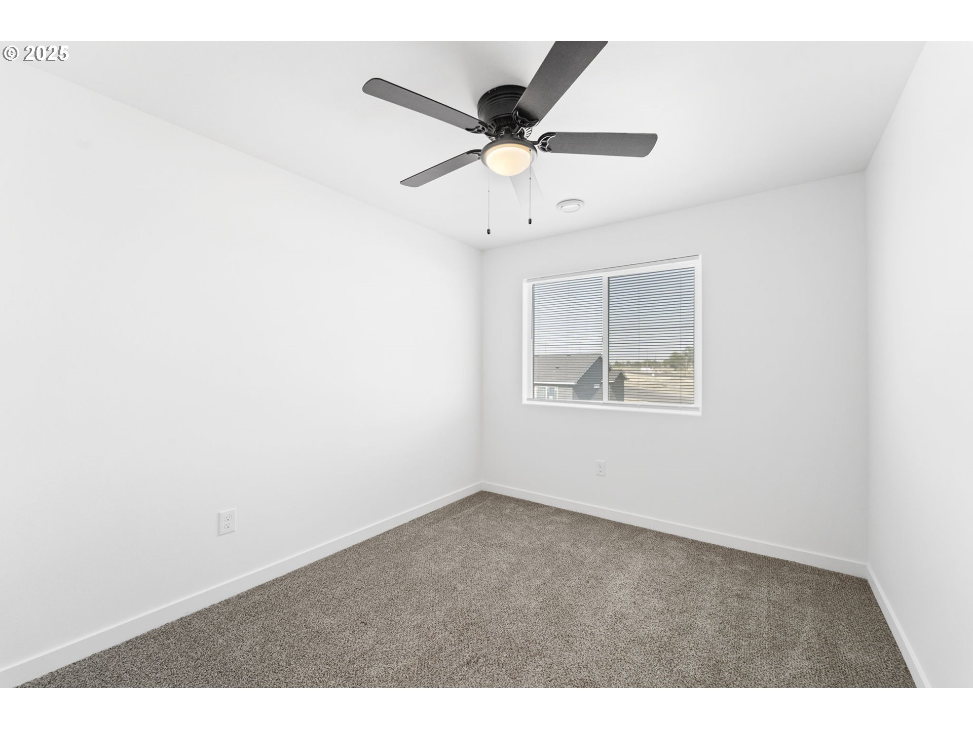 774 Northeast 11th Street Hermiston, OR 97838 - Photo 22 of 34 an empty room with a window and a ceiling fan
