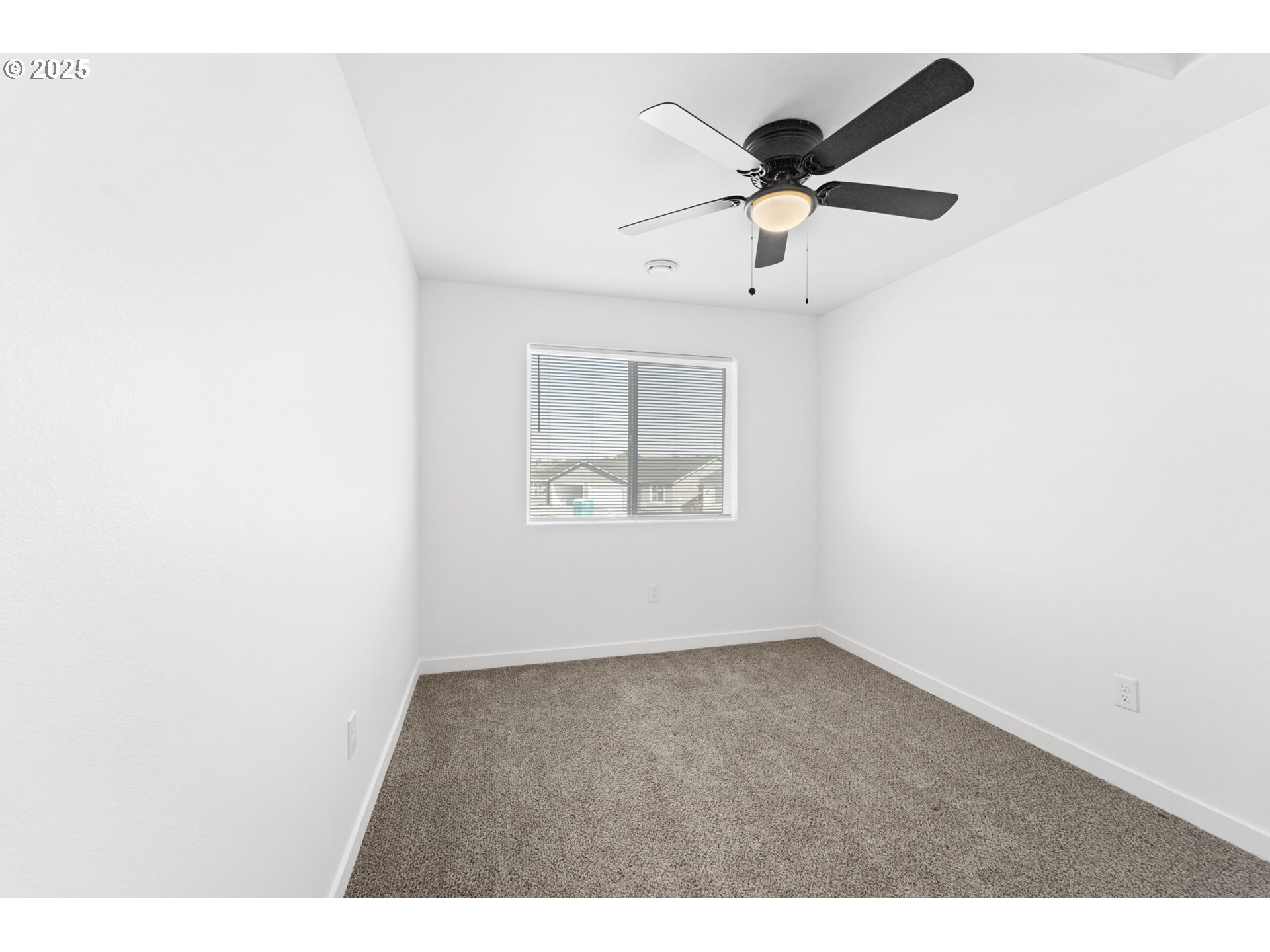 774 Northeast 11th Street Hermiston, OR 97838 - Photo 25 of 34 an empty room with wooden floor and ceiling fan