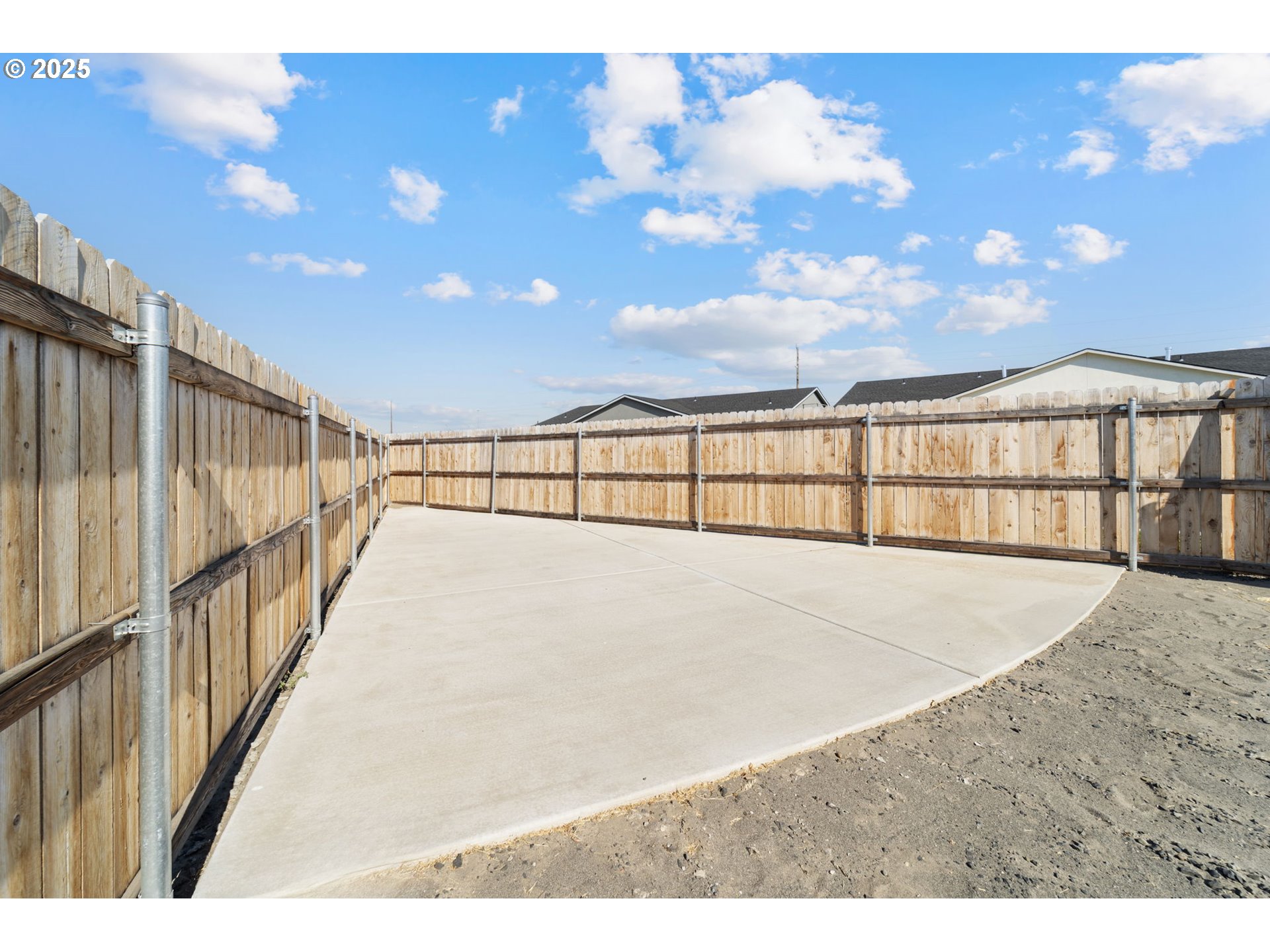 774 Northeast 11th Street Hermiston, OR 97838 - Photo 32 of 34 a view of outdoor space with wooden floor and fence