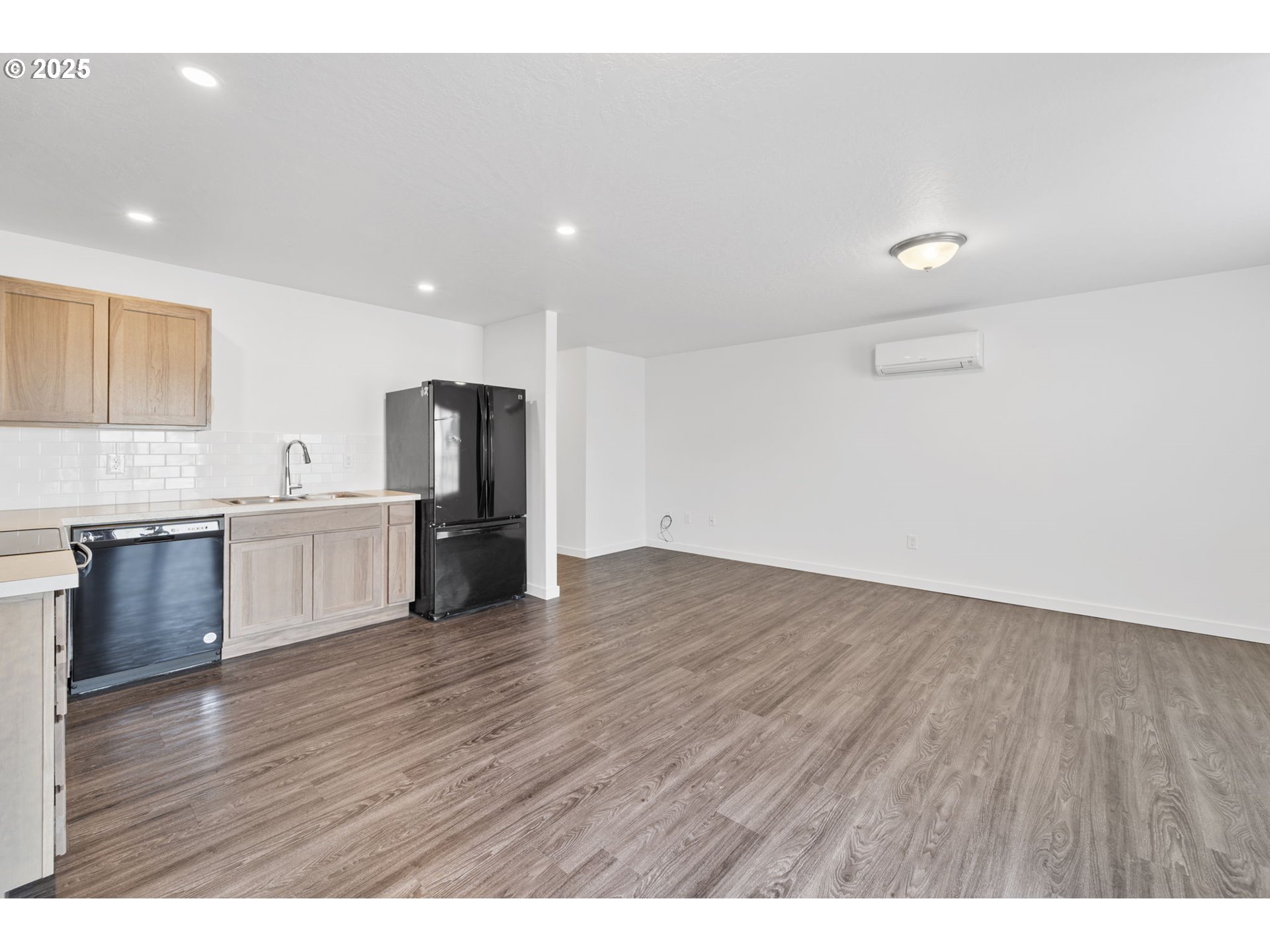 774 Northeast 11th Street Hermiston, OR 97838 - Photo 6 of 34 a view of kitchen with wooden floor
