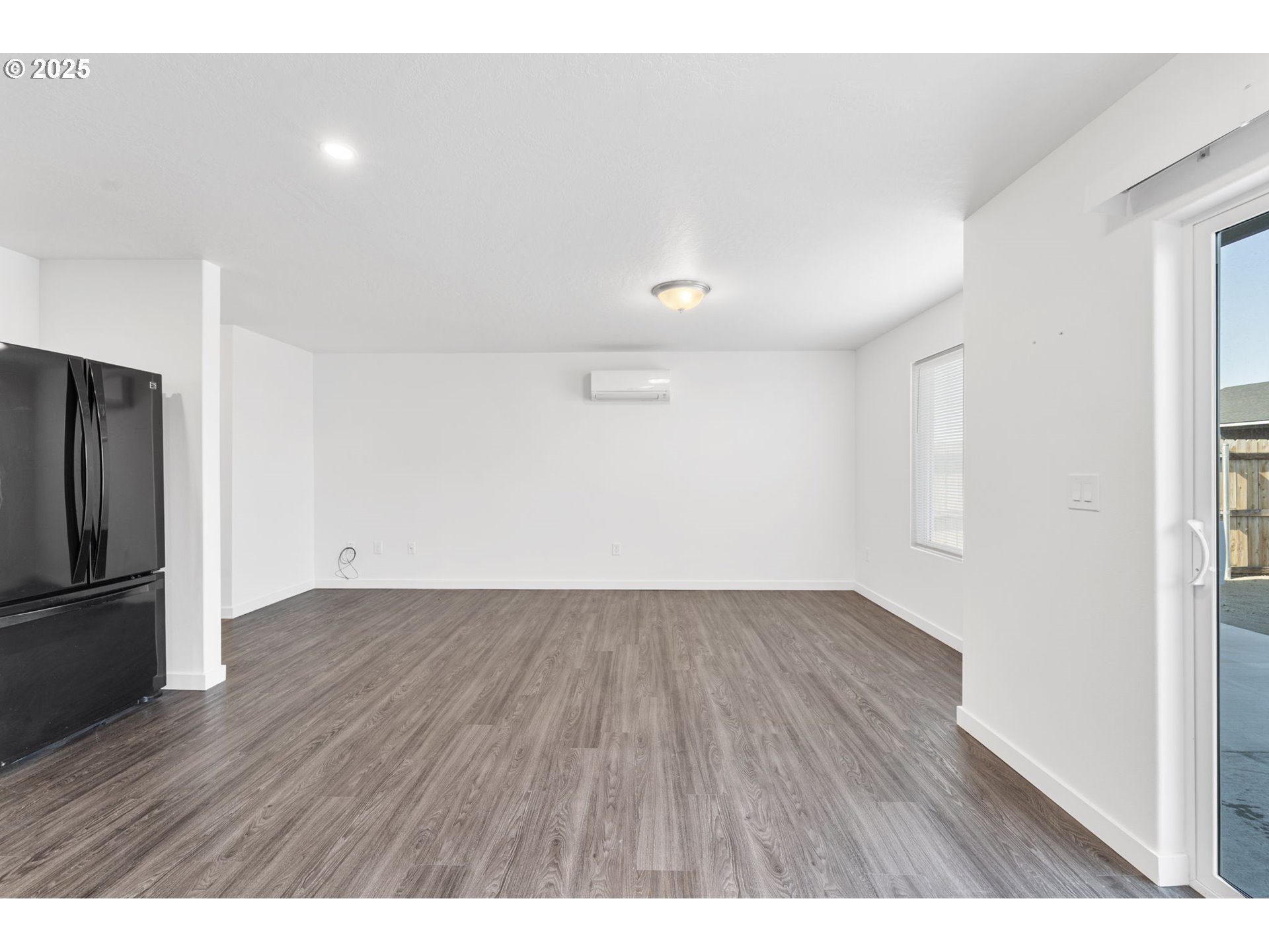 774 Northeast 11th Street Hermiston, OR 97838 - Photo 9 of 34 a view of an empty room with wooden floor