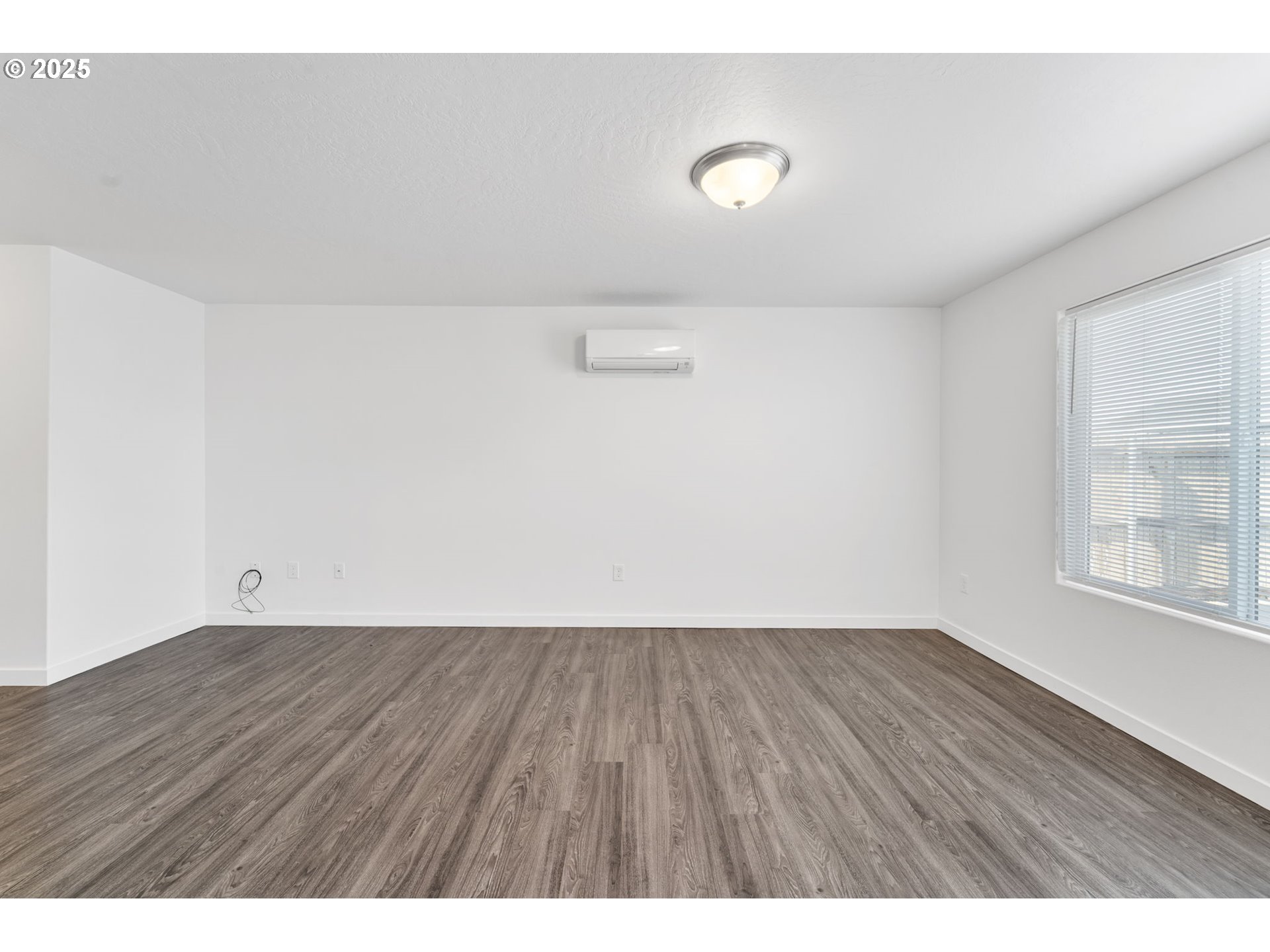 774 Northeast 11th Street Hermiston, OR 97838 - Photo 10 of 34 a view of an empty room and window