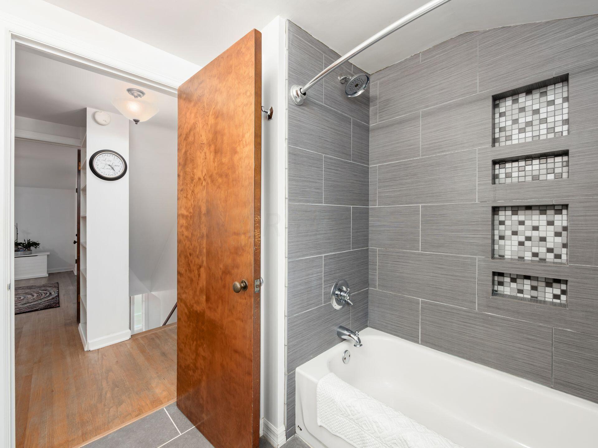 196 East Beaumont Road Columbus, OH 43214 - Photo 24 of 49 Bathroom 3