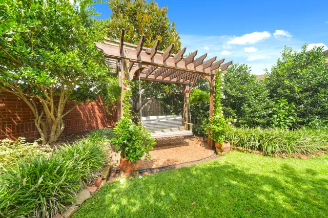 a view of a back yard