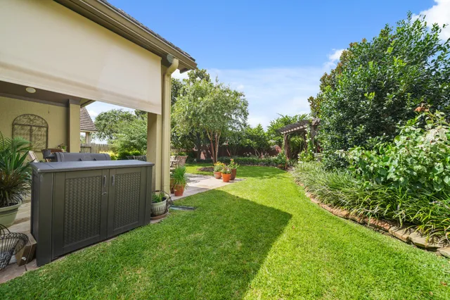 a view of a house with backyard