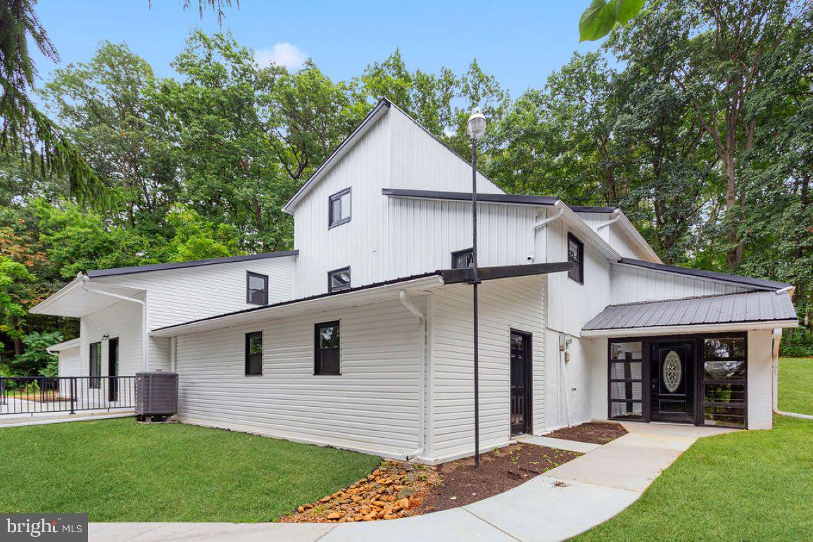 2325 York Road Gettysburg, PA 17325 - Photo 4 of 63 a front view of house with yard