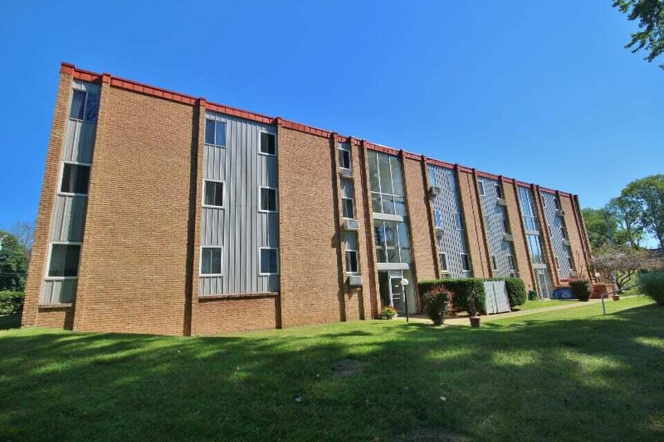 173 East Michigan Avenue, Unit 203B Three Rivers, MI 49093 - Photo 2 of 23 20220423000431749258000000-o
