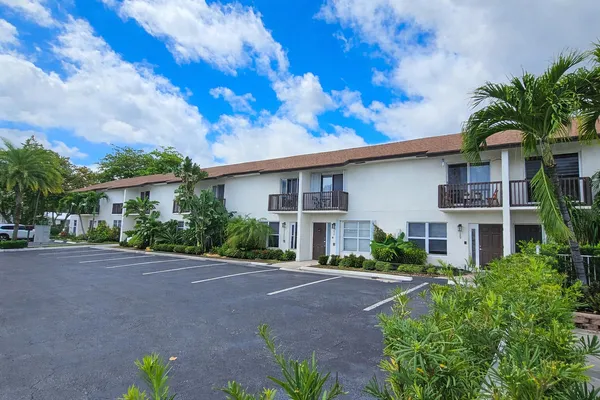 $3,300 | 1917 Northeast 3rd Street, Unit 109, Deerfield Beach, FL 33441