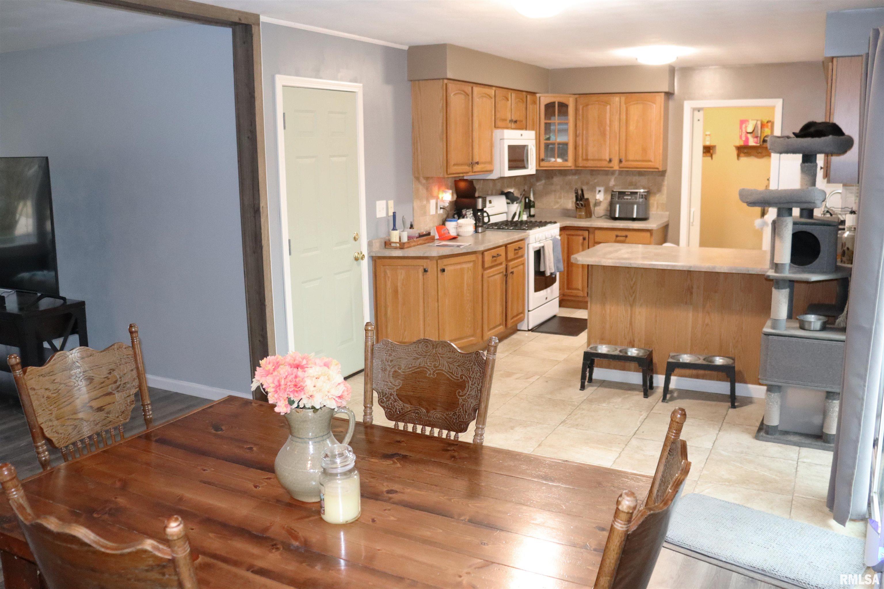 1237 Apache Lane Peoria, IL 61607 - Photo 6 of 34 Gallery Image 6