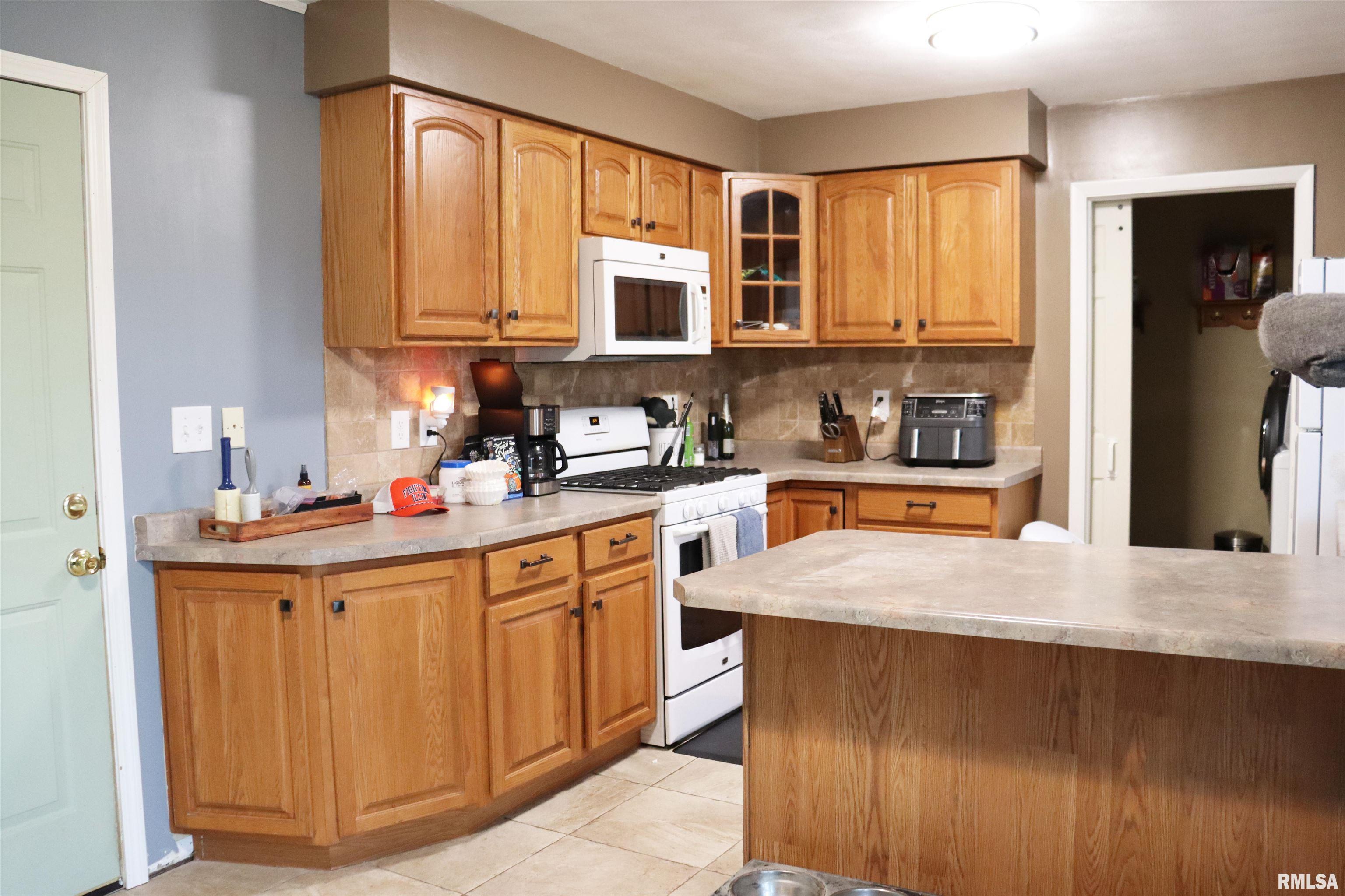 1237 Apache Lane Peoria, IL 61607 - Photo 8 of 34 Gallery Image 8