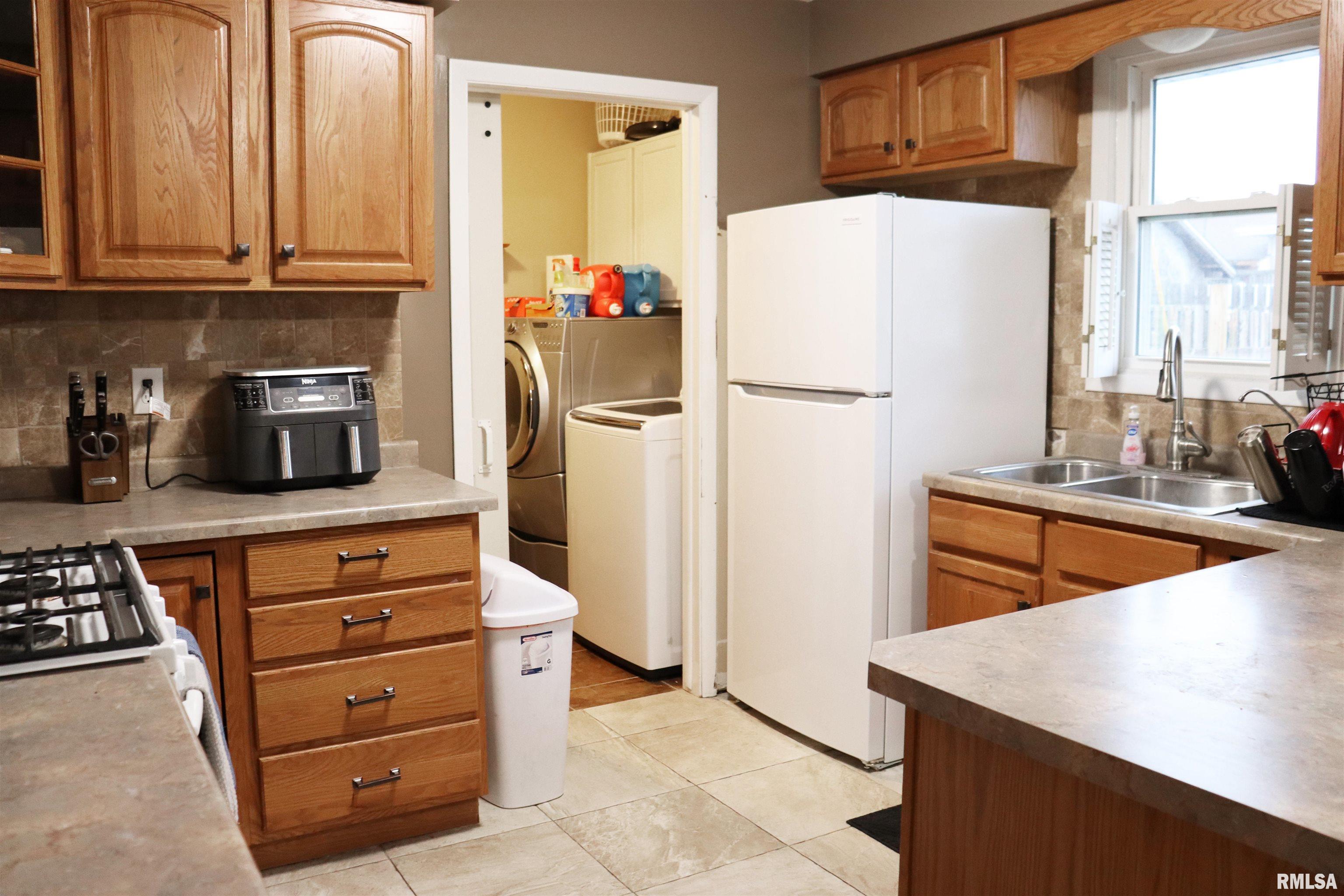 1237 Apache Lane Peoria, IL 61607 - Photo 10 of 34 Gallery Image 10