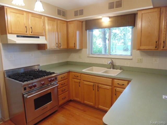 2866 Sandhurst Rochester Hills, MI 48307 - Photo 15 of 28