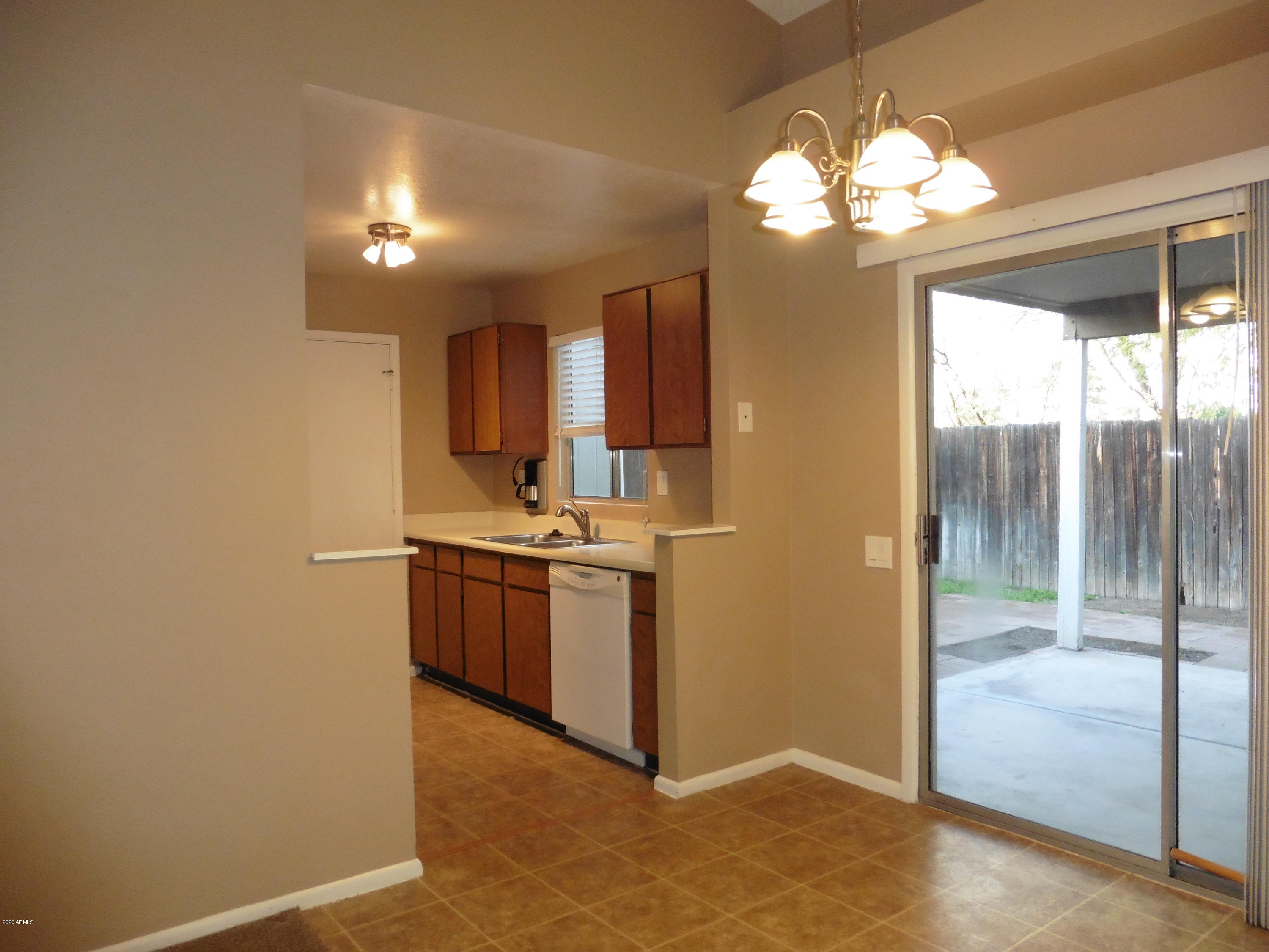 4238 East Carson Road Phoenix, AZ 85042 - Photo 4 of 16 P1020050