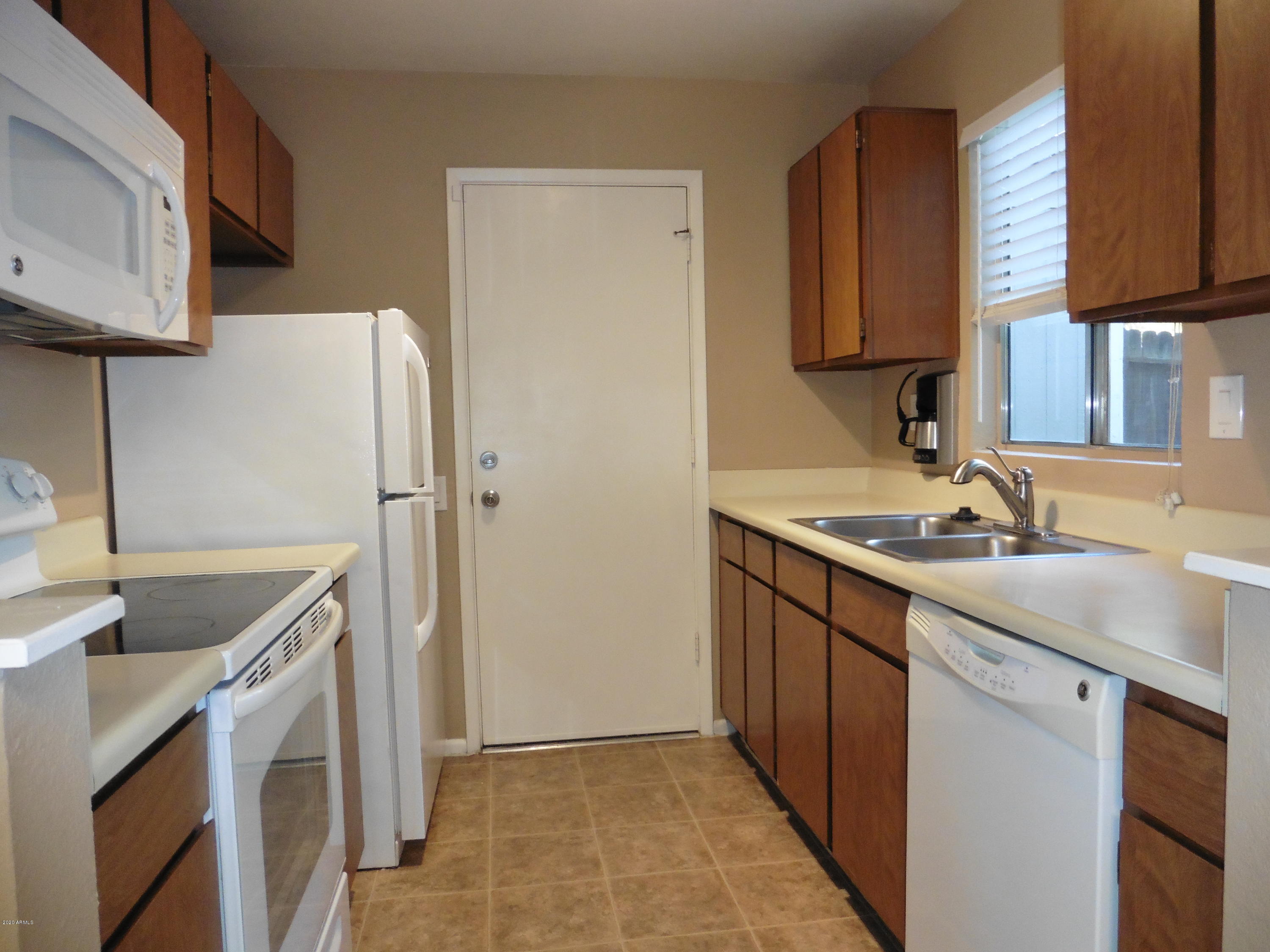 4238 East Carson Road Phoenix, AZ 85042 - Photo 5 of 16 P1020041