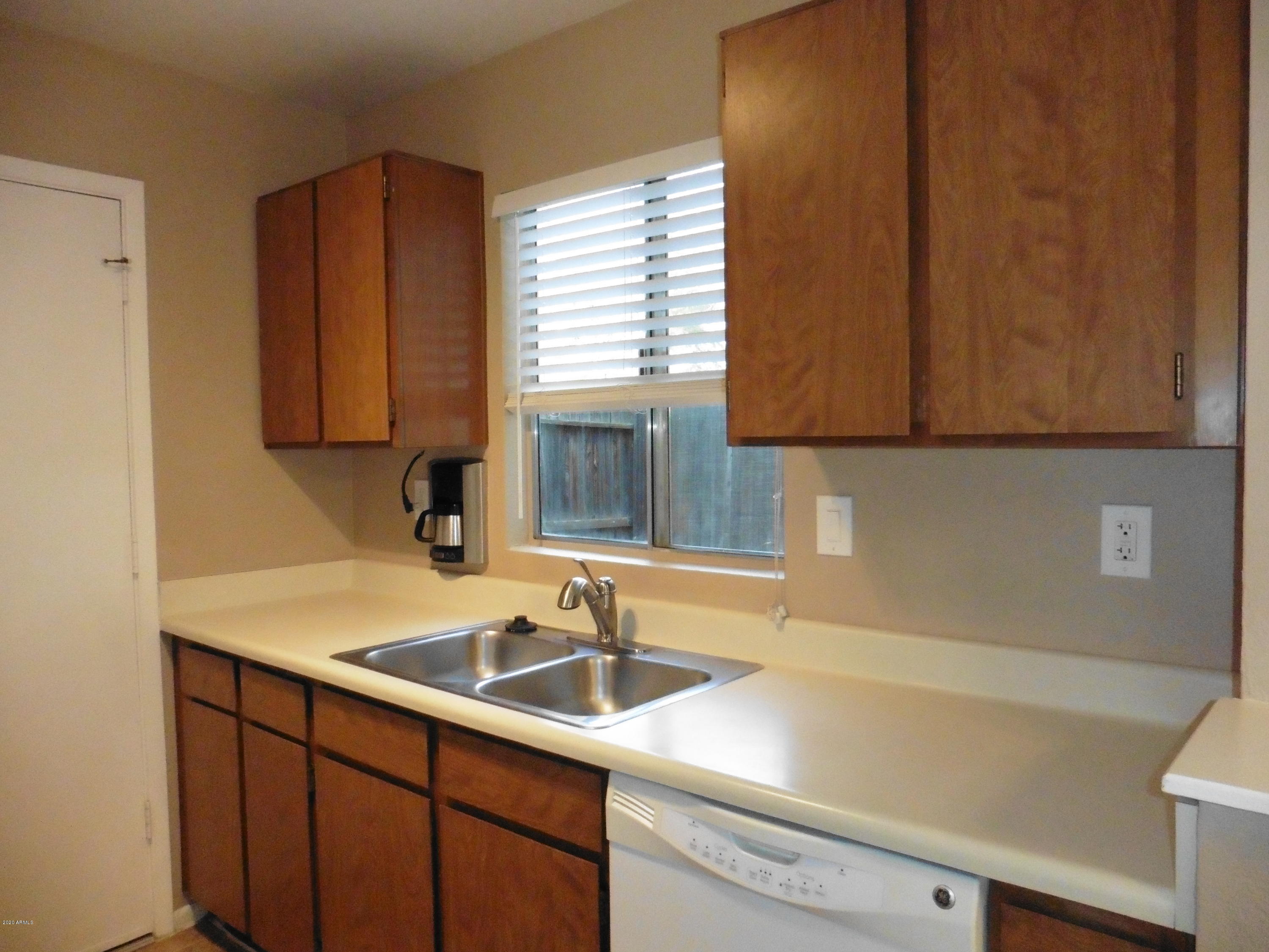4238 East Carson Road Phoenix, AZ 85042 - Photo 6 of 16 P1020042