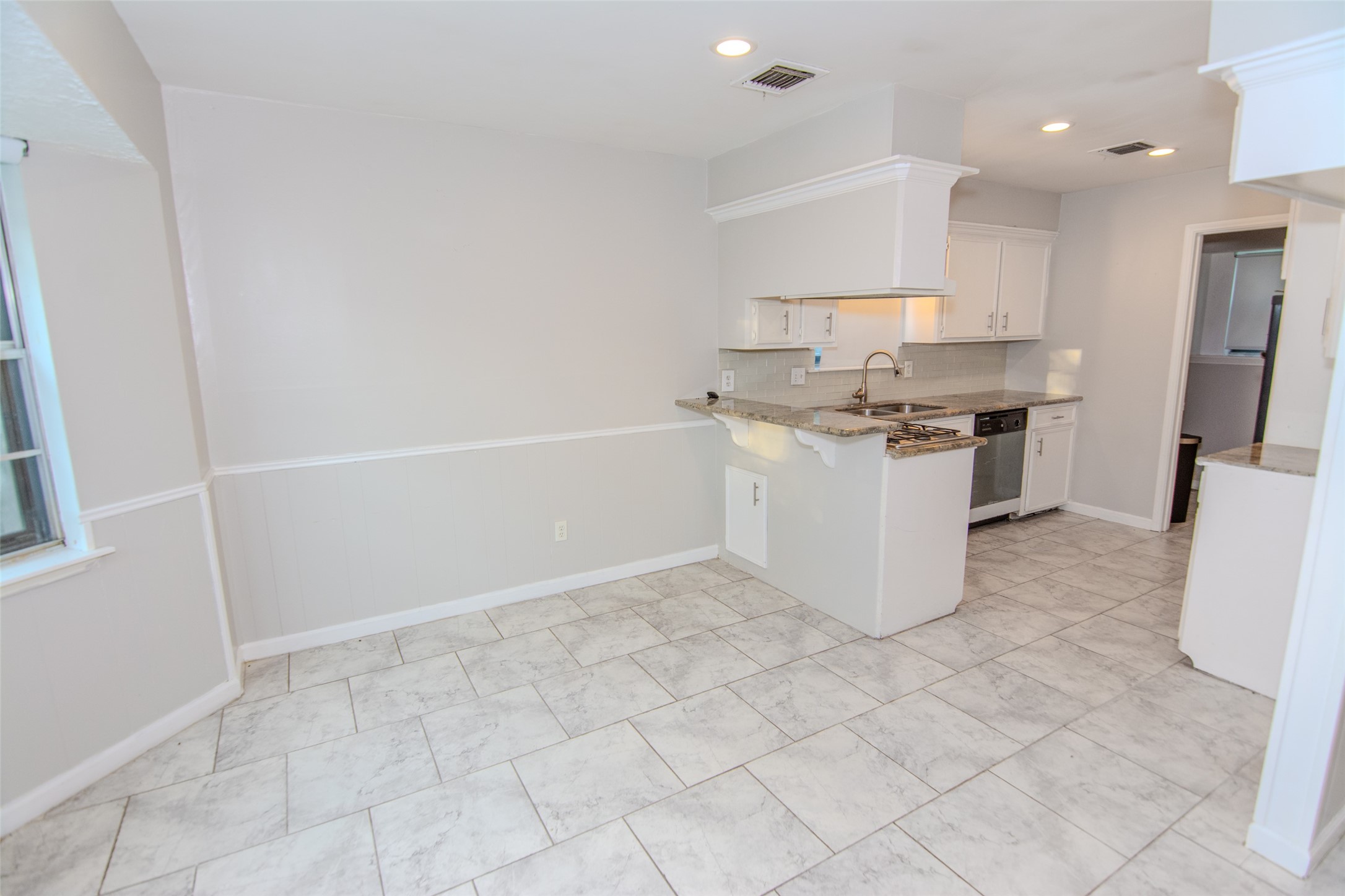 116 White Cedar Street Houston, TX 77015 - Photo 3 of 13 Dining Room