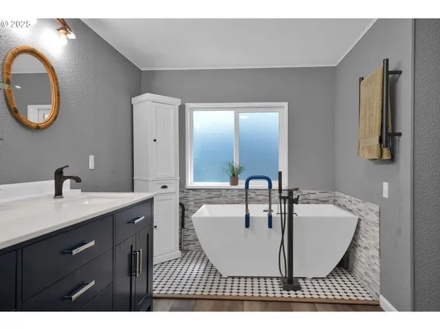 $675,000 | 4884 North Loftus Road, Florence, OR 97439