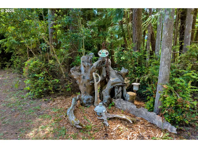 $675,000 | 4884 North Loftus Road, Florence, OR 97439