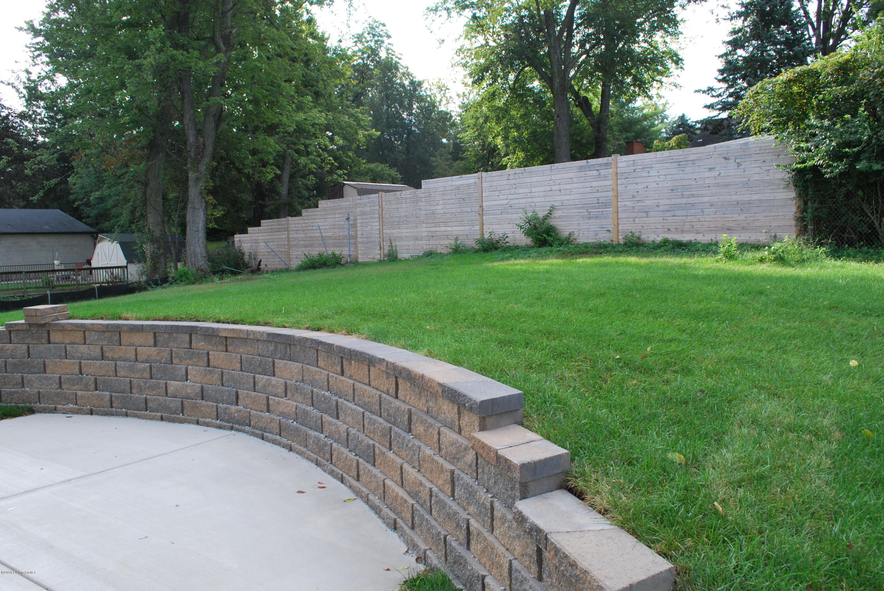 1568 Knight Road Louisville, KY 40216 - Photo 4 of 19 Back Yard