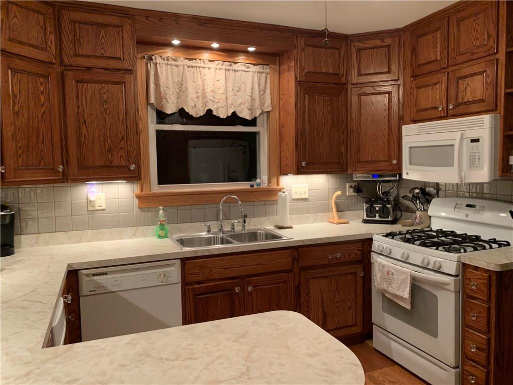 250 Meridian Road Butler, PA 16001 - Photo 2 of 23 Custom Oak Cabnets
