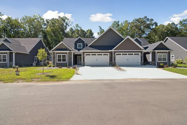 $499,000 | 1160 Lochaven Circle, Hillsdale, MI 49242