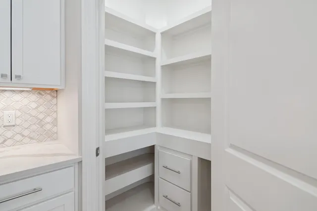 $499,000 | 1160 Lochaven Circle, Hillsdale, MI 49242