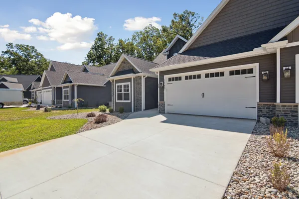 $499,000 | 1160 Lochaven Circle, Hillsdale, MI 49242