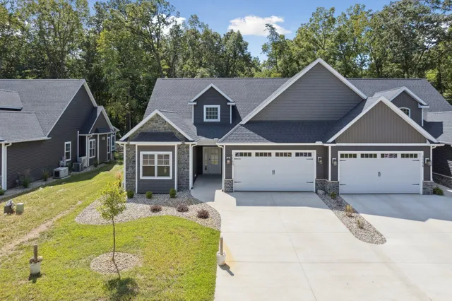 $499,000 | 1160 Lochaven Circle, Hillsdale, MI 49242