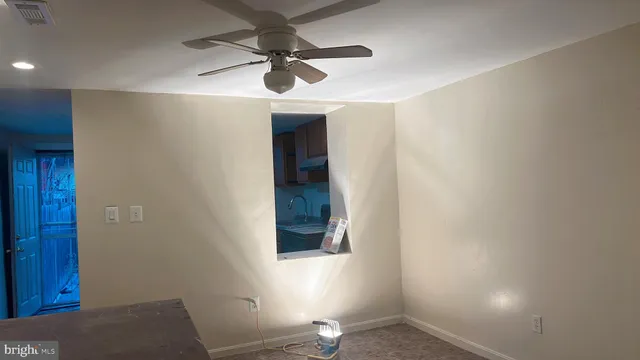 en empty room with window and ceiling fan