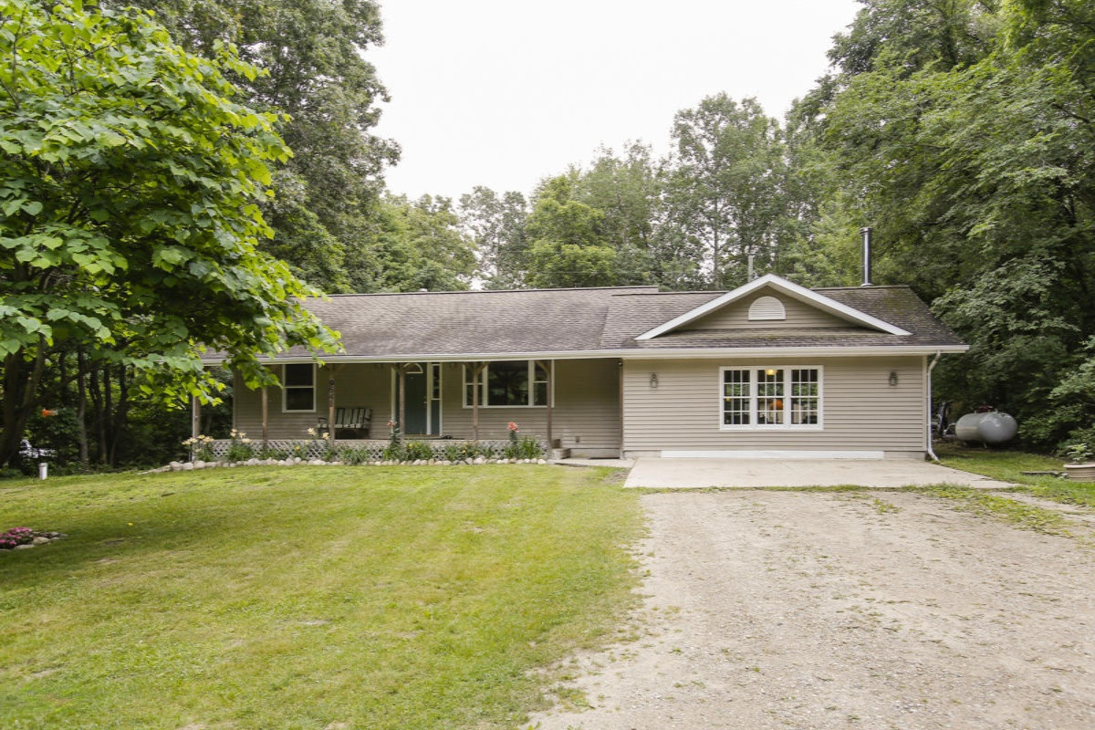 9641 Wildwood Road Delton, MI 49046 - Photo 2 of 34 9641 wildwood-102