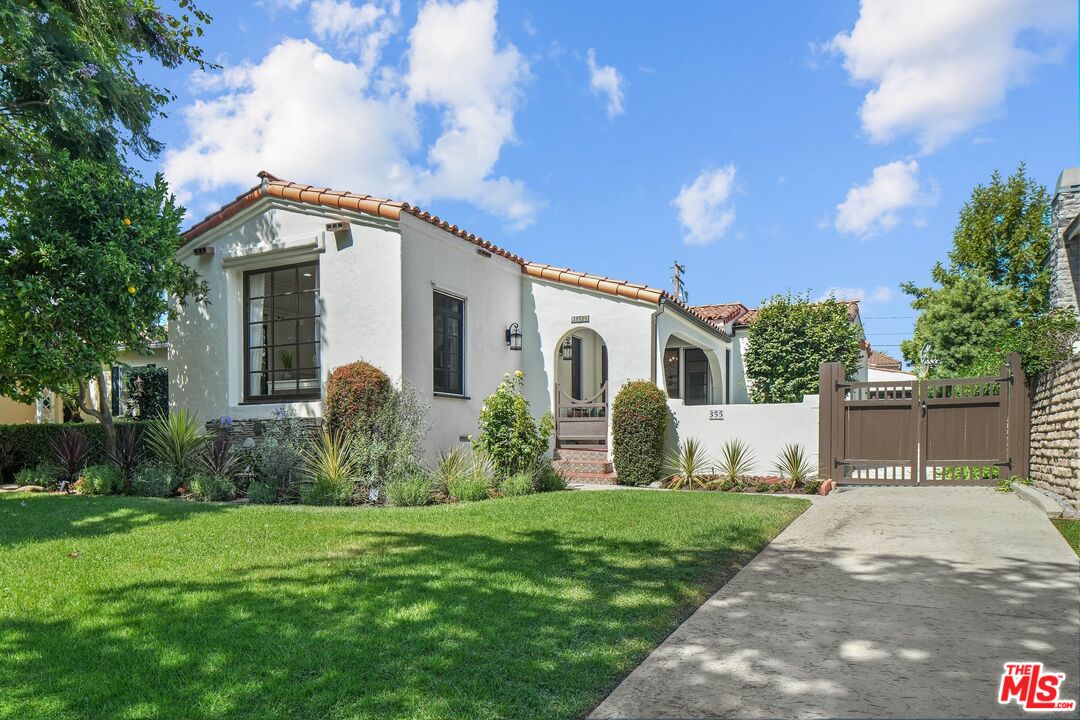 355 21st Place Santa Monica, CA 90402 - Photo 1 of 16 a front view of a house with garden