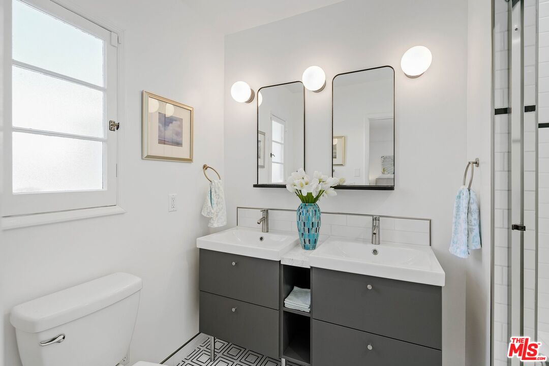 355 21st Place Santa Monica, CA 90402 - Photo 11 of 16 a bathroom with a toilet sink and mirror