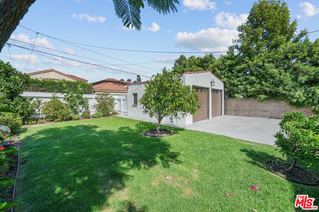 355 21st Place Santa Monica, CA 90402 - Photo 15 of 16 a front view of house with yard and green space