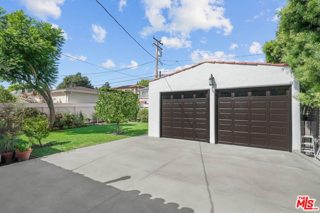 355 21st Place Santa Monica, CA 90402 - Photo 16 of 16 a front view of a house with a garage