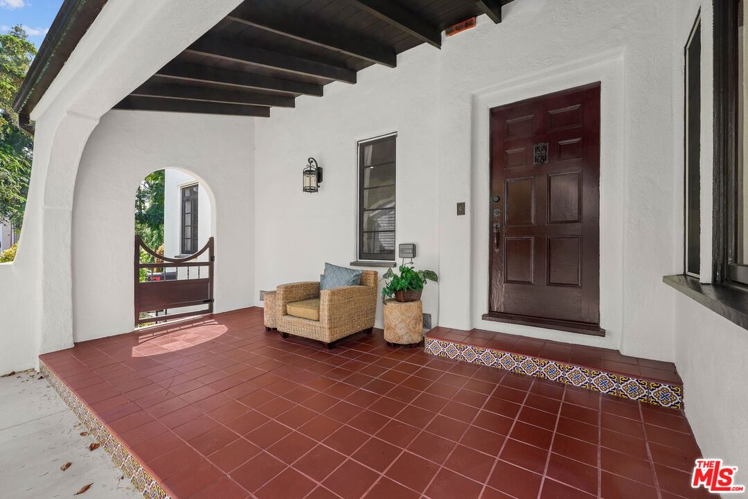 355 21st Place Santa Monica, CA 90402 - Photo 2 of 16 a living room with furniture