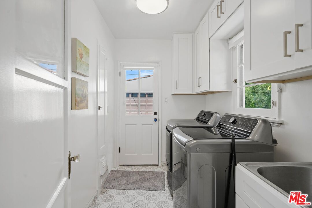 355 21st Place Santa Monica, CA 90402 - Photo 9 of 16 a room with storage and utility