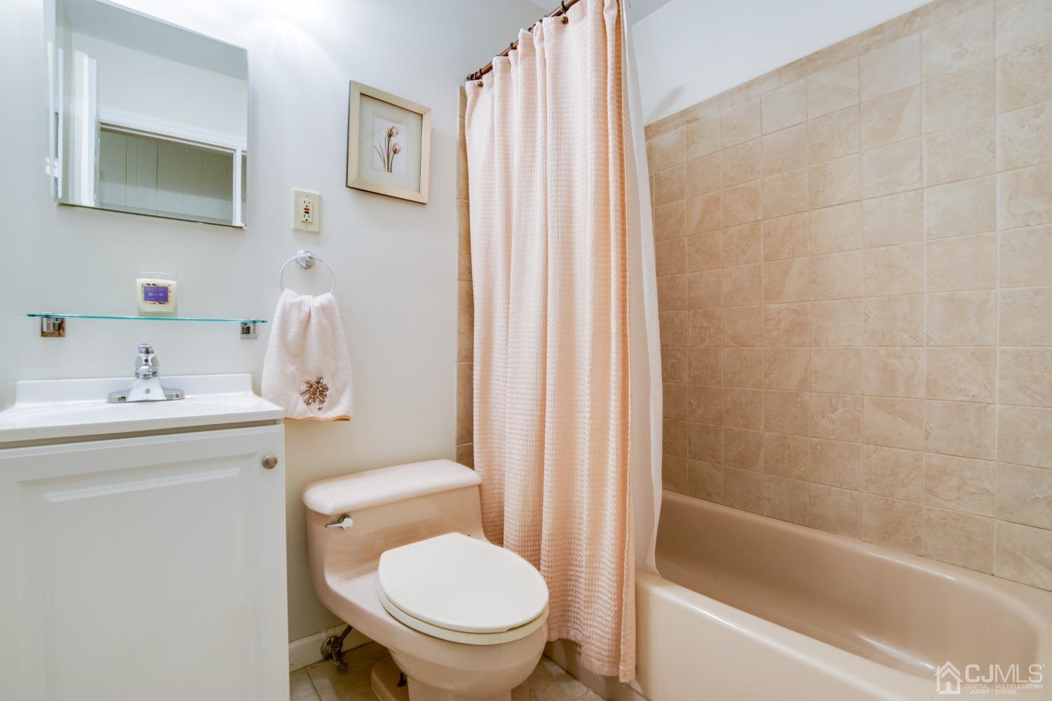 4 Stanworth Road Kendall Park, NJ 08824 - Photo 13 of 19 Bath Main
