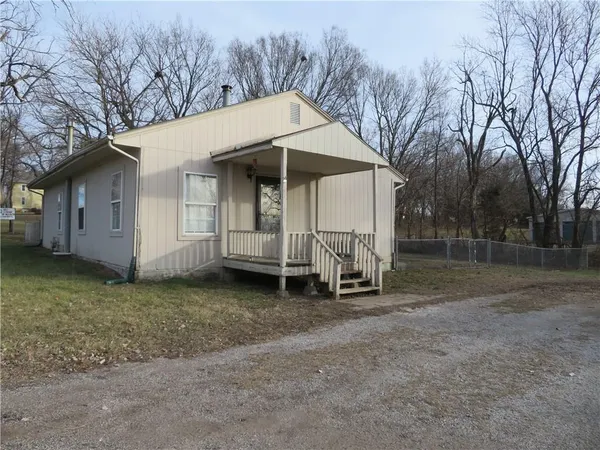 $153,000 | 411 West Lake Street, McLouth, KS 66054