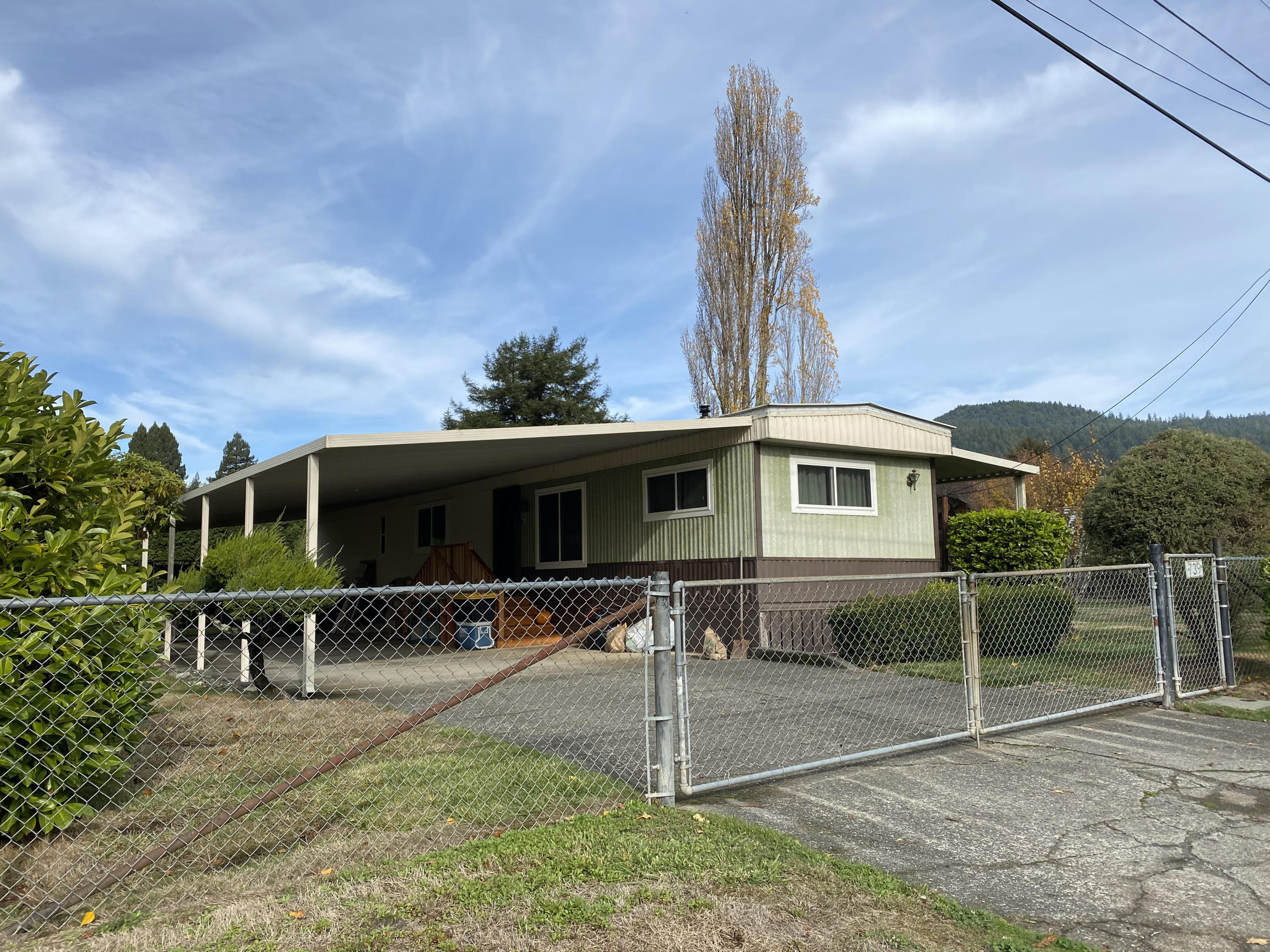 a view of a house with backyard