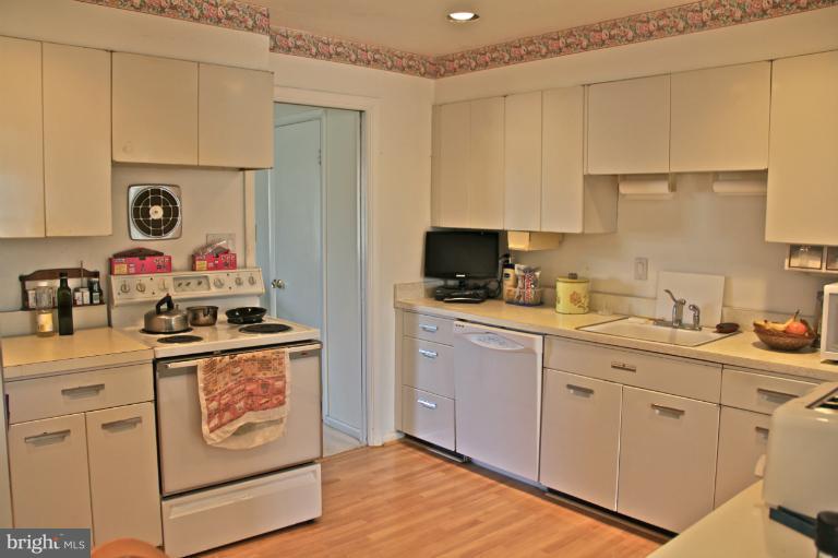 7109 Sea Cliff Road McLean, VA 22101 - Photo 20 of 27 Kitchen