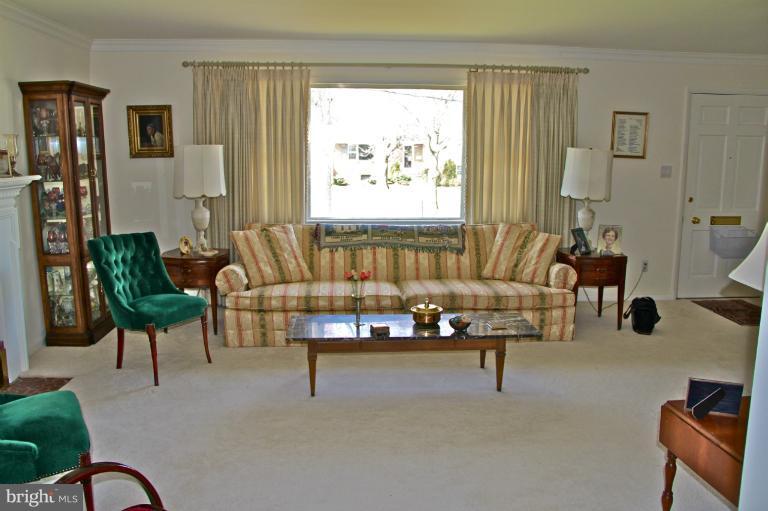 7109 Sea Cliff Road McLean, VA 22101 - Photo 25 of 27 Living Room