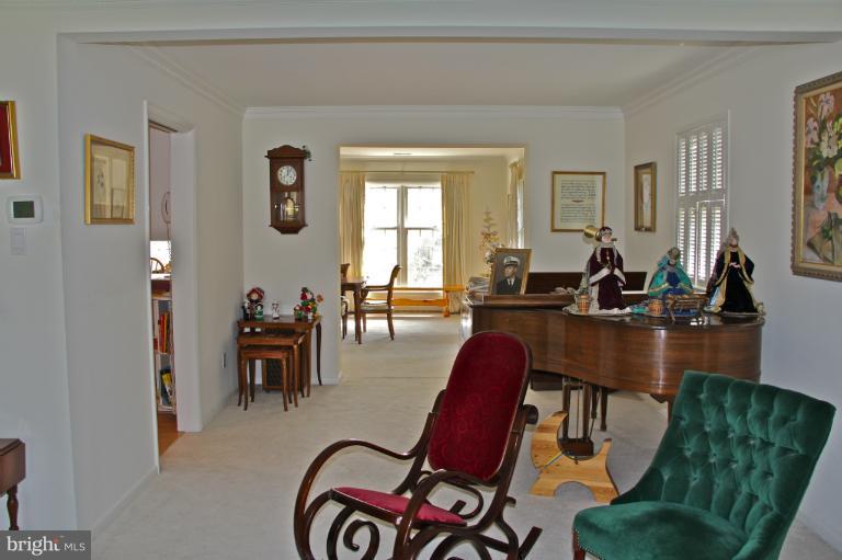 7109 Sea Cliff Road McLean, VA 22101 - Photo 4 of 27 Living Room